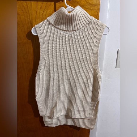 Uniqlo Cream Sleeveless Turtleneck Sweater - Picture 1 of 5